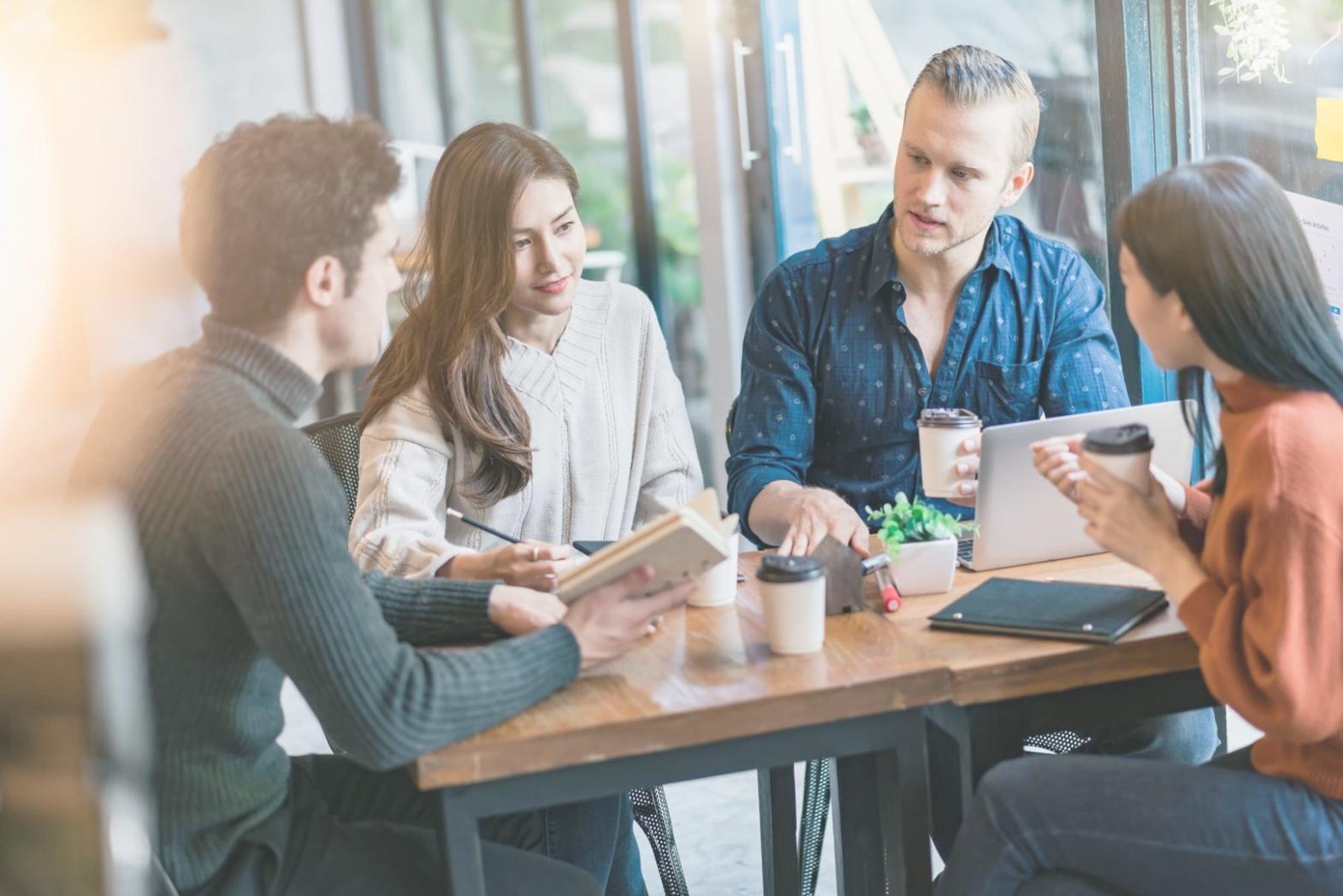 Estudiantes trabajando en análisis financiero colaborativo