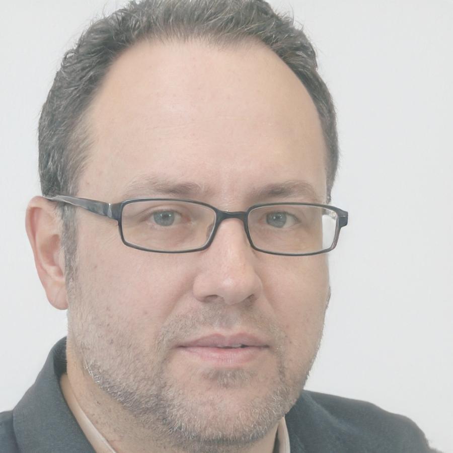 Retrato profesional de Adrián Montemayor, especialista senior en análisis financiero
