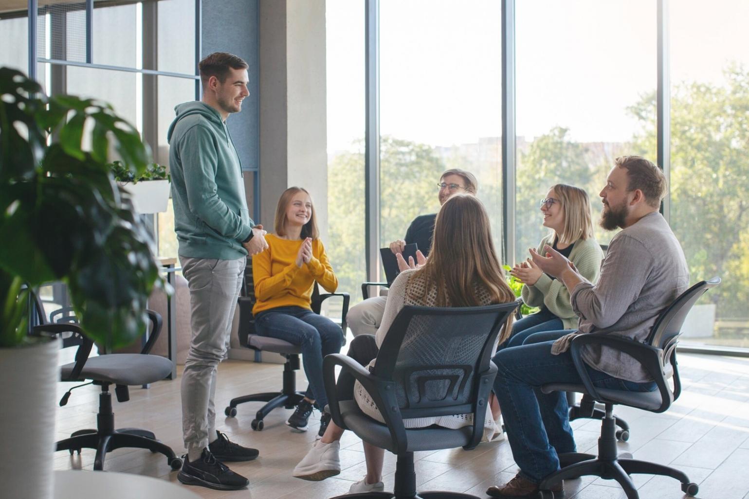Profesionales trabajando con análisis financiero en un entorno colaborativo moderno