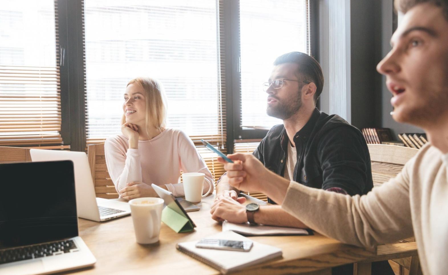 Análisis financiero profesional con gráficos y datos empresariales