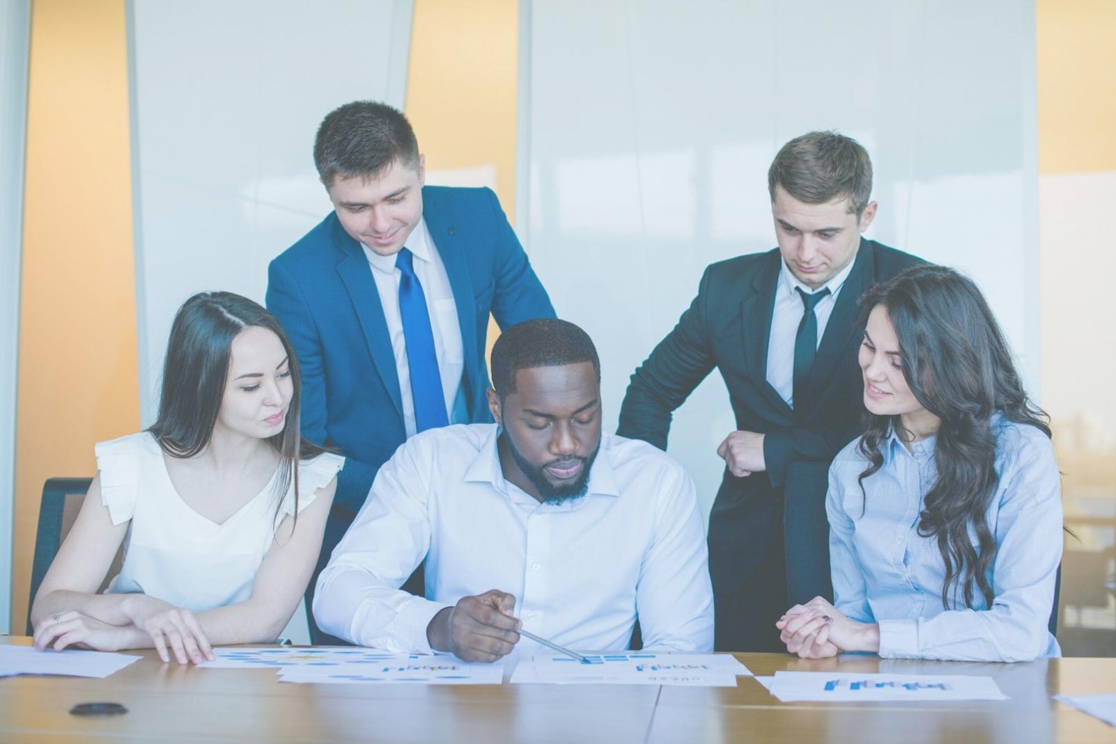 Profesionales trabajando con análisis financiero